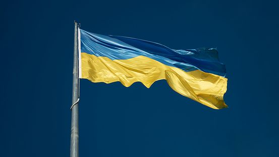 Die Flagge der Ukraine wird durch Wind in Bewegung versetzt